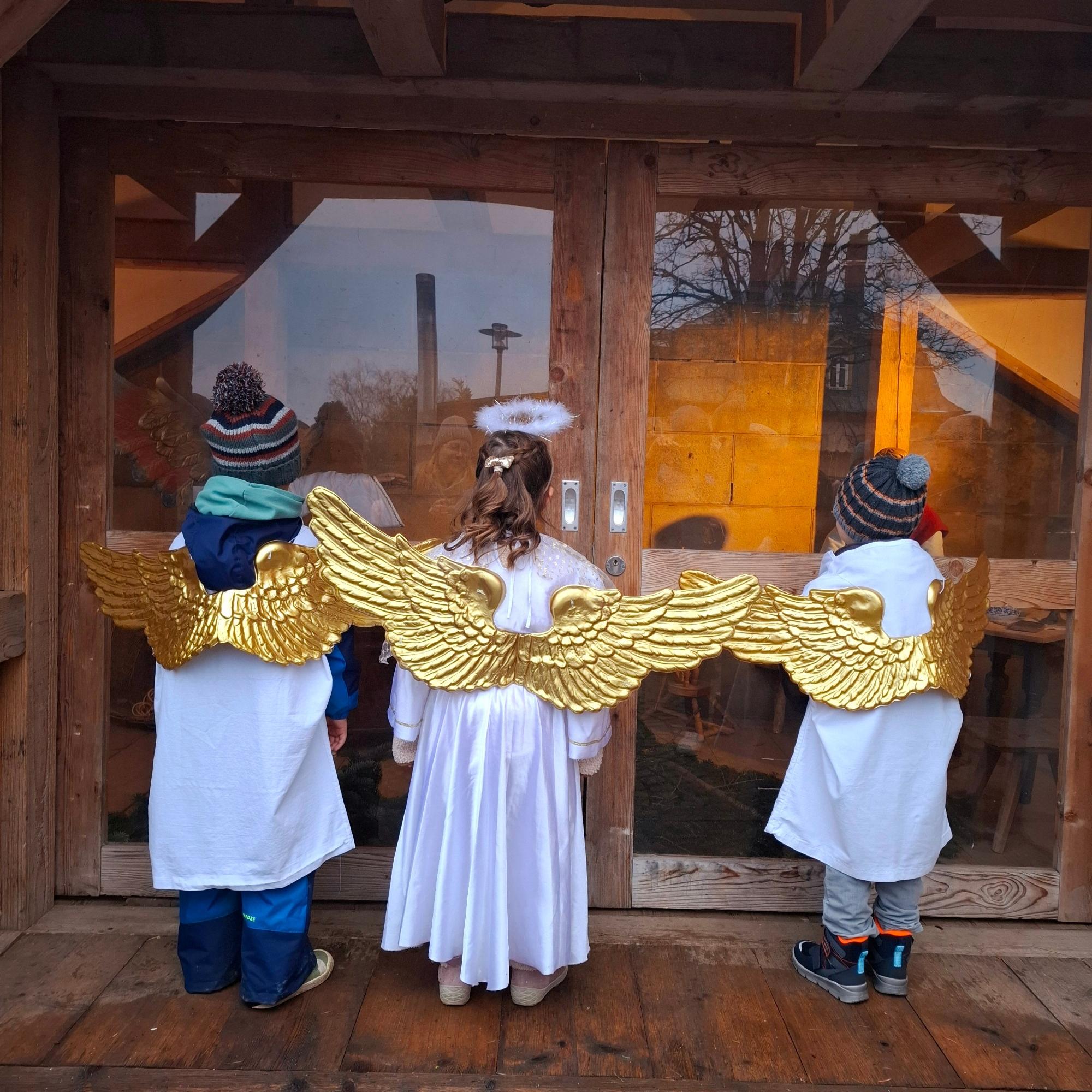 Christkind mit Engeln